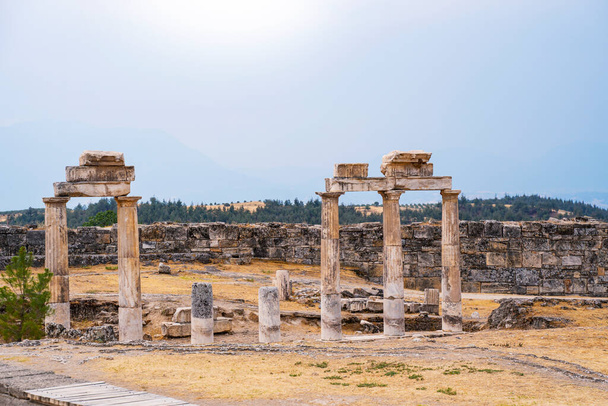 Hierapolis oude stad op de top van de beroemde Pamukkale warmwaterbronnen in het zuidwesten van Turkije in de buurt van Denizli - Foto, afbeelding