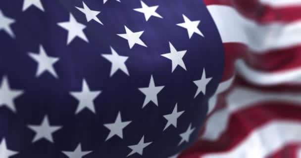 Gros plan du drapeau national des États-Unis d'Amérique agitant la main. Concentration sélective. Démocratie, indépendance et jour des élections. Symbole patriotique de la fierté américaine. Boucle sans couture au ralenti - Séquence, vidéo