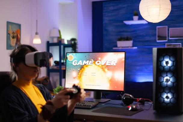Speler met vr headset verliezen van video games op de computer - Foto, afbeelding