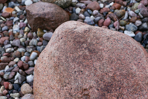 Зйомка крупним планом з маленькими і великими скелями на пляжі. Фото зроблене в похмурий осінній день
. - Фото, зображення