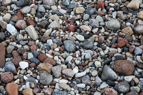 Vue rapprochée de la photographie avec de petits et grands rochers sur une plage. Photo prise un jour couvert d'automne. - Photo, image