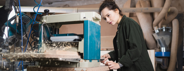 Carpintero trabajando con cepilladora de espesor y tablón en taller, pancarta  - Foto, Imagen