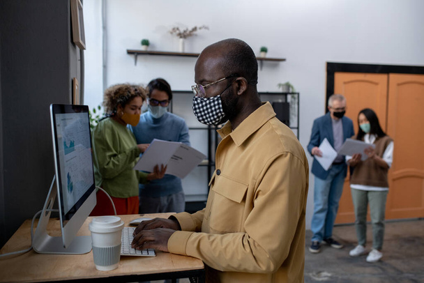 Jeune économiste afro-américain analysant les données sur écran d'ordinateur - Photo, image