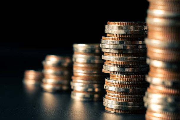 Stos złotych monet stos pieniężny w skarbcu skarbowym oszczędności konta bankowego - Zdjęcie, obraz