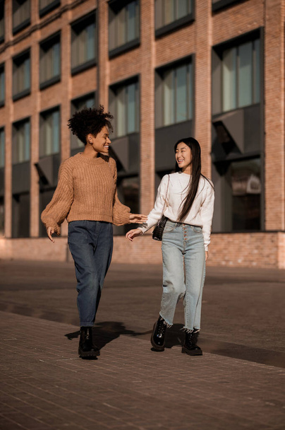Kaksi söpöä tyttöä kävelemässä yhdessä kadulla - Valokuva, kuva