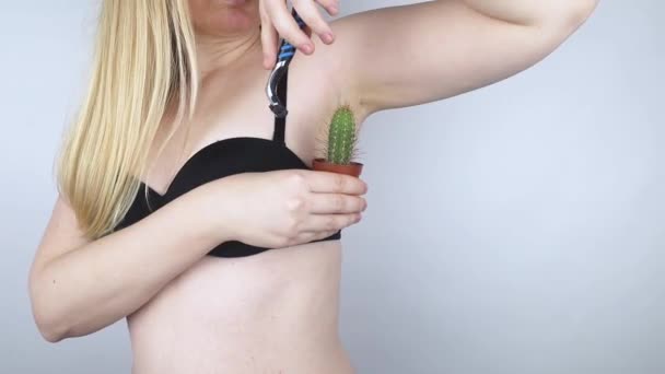 Koncept kaktusu. Neoholené podpaží. Dívka drží kaktus před podpažím. Symbol neoholených částí těla. Pozitivita a přirozenost těla. Problémy domácí depilace. - Záběry, video