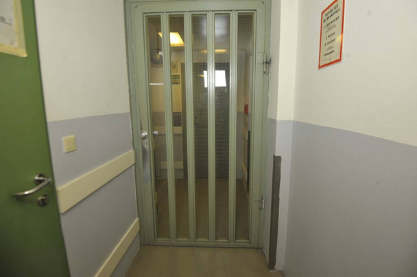 der leere Gang eines Gefängnisses, keine Gefangenen oder Wärter - Foto, Bild
