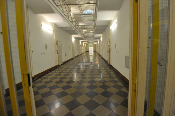 il corridoio vuoto di una prigione, senza prigionieri o guardie - Foto, immagini
