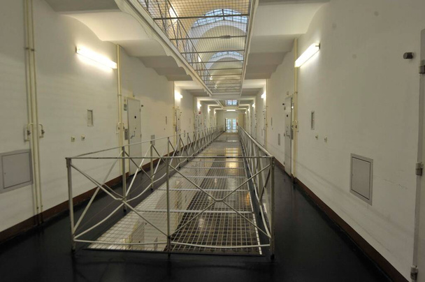 der leere Gang eines Gefängnisses, keine Gefangenen oder Wärter - Foto, Bild