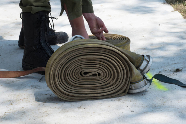 πυροσβεστικό σωλήνα για την κατάσβεση πυρκαγιών και πυρκαγιών, πυροσβεστικό εξοπλισμό - Φωτογραφία, εικόνα