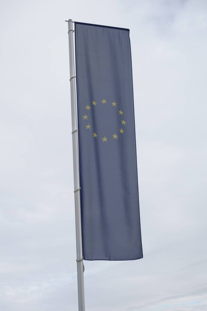 Euroopan unionin lippu, sininen lippu ja keltaiset tähdet edustavat EU:ta - Valokuva, kuva