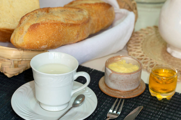 Завтрак стол с хлебом, маслом, желе и чашкой молока. Бразилия - Фото, изображение