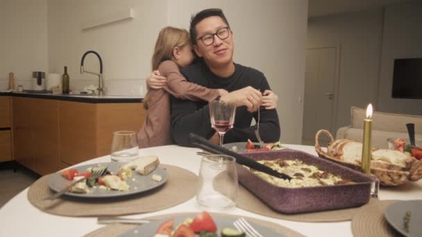 Szczęśliwa rodzinna kolacja w domu - Materiał filmowy, wideo