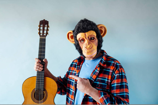 Мавпа з іспанською гітарою. - Фото, зображення
