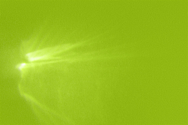 Krásný efekt lomu slunce na zeleném pozadí. Kaustická textura - Fotografie, Obrázek