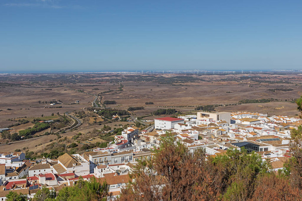 Medina Sidonia külvárosa, kilátással az Atlanti-óceán partjára és Cadizra - Fotó, kép