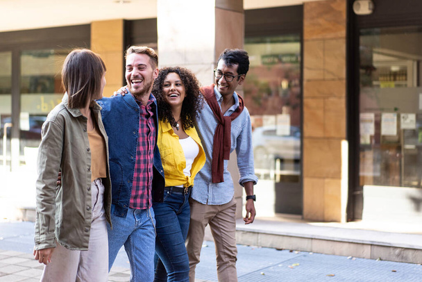 Multikulturelle Freunde spazieren durch die Innenstadt - Glückliche Jungs und Mädchen haben Spaß in den Einkaufsstraßen der Stadt - Studenten auf Reisen - Foto, Bild