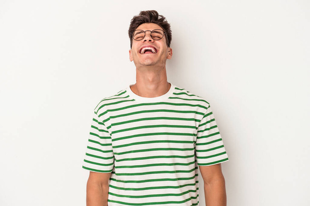 Fiatal fehér férfi elszigetelt fehér háttér nyugodt és boldog nevetés, nyak kinyújtott bemutató fogak. - Fotó, kép