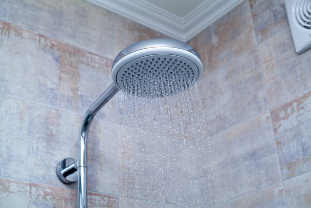 Moderne Luxus-Duschkopf versprüht Wasser. Duschkabine gefliest - Foto, Bild