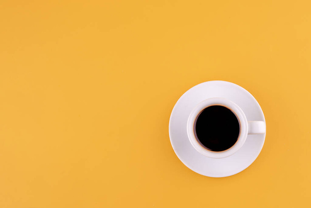Tasse Americano-Kaffee auf gelbem Hintergrund. Raum für Text. - Foto, Bild