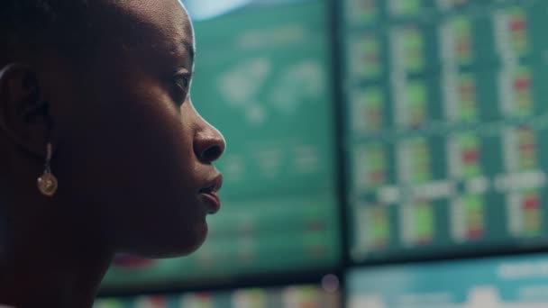 Торговець хедж-фондом, що аналізує акції в режимі реального часу на моніторах
 - Кадри, відео