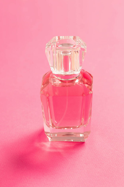 perfume bottle on pink background - Foto, Imagem