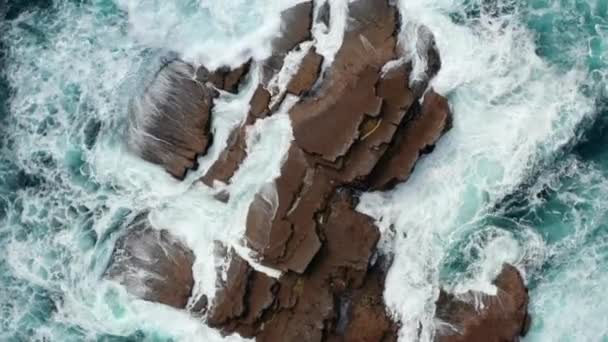 Légi madarak szem fölött felül lefelé ereszkedő és forgó kilátás hullámok összeomló és gördülő át part menti sziklák. Absztrakt természeti táj. Kilkee Cliff Walk, Írország - Felvétel, videó
