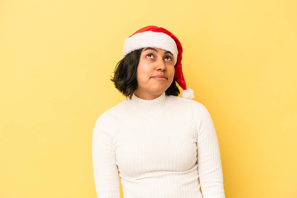 若いですラテン女性お祝いクリスマス黄色の背景夢の目標と目的を達成する - 写真・画像