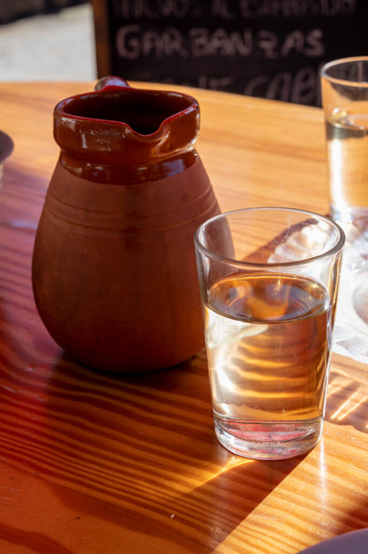 Ужин в гуачинче, типичном для Канарского острова на Тенерифе, где в солнечный день местные производители зарезервировали белое или красное вино в сопровождении традиционной домашней кухни. - Фото, изображение