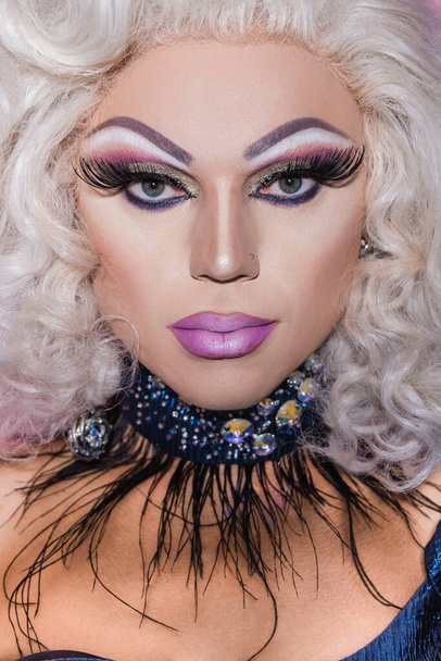 portrait rapproché de drag queen avec maquillage spectaculaire, perruque et collier à paillettes - Photo, image