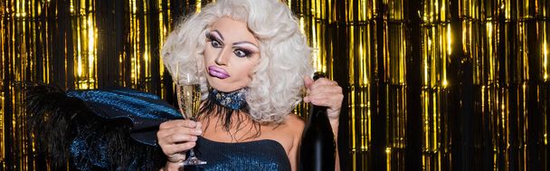 drag queen üveg és üveg pezsgő duzzadó ajkak fényes háttér, banner - Fotó, kép