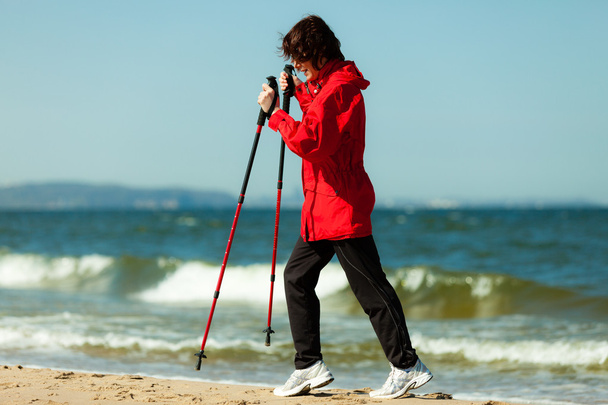 Woman hiking on the beach - Foto, afbeelding