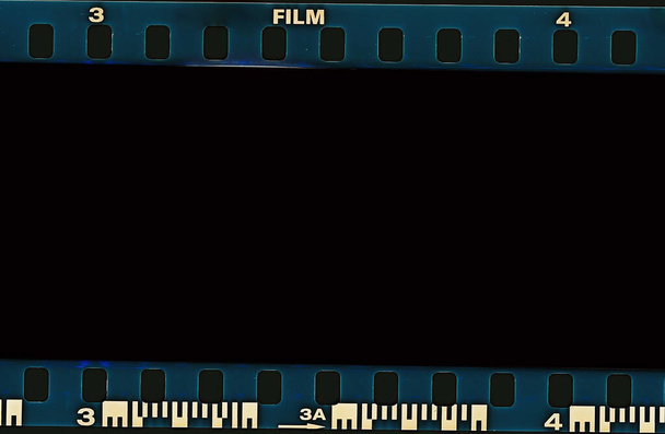 フィルムスキャン。フィルム写真のデジタル番号とベゼルをスキャンしました。35ミリフィルムフレームストリップは、ベゼルに使用の兆候でスキャンしました。古いフィルムストリップフレームの背景が空白です。数とレトロ映画の境界線. - 写真・画像