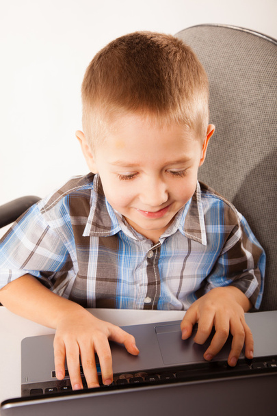 Little boy with laptop - Фото, зображення