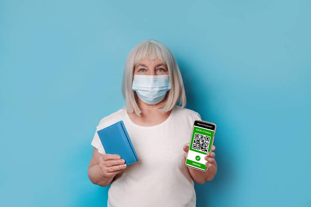 Grüner Pass des 19-Jährigen. Frau Mitte 50 zeigt Handy mit Gesundheitspass-App. Impfpass - Foto, Bild