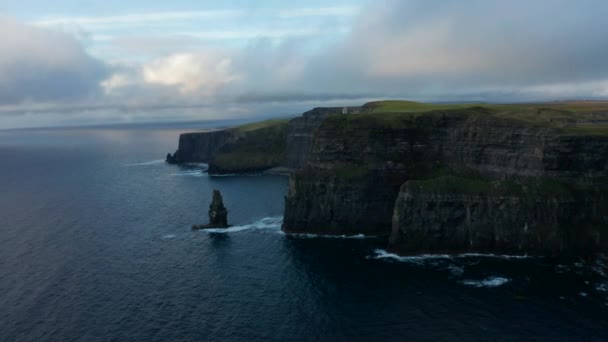Foto panorámica de increíbles paisajes naturales. Majestuosos acantilados en la costa del mar al anochecer. Acantilados de Moher, Irlanda - Metraje, vídeo