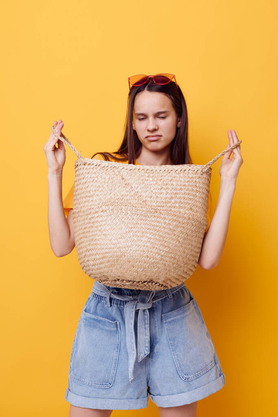 optimistic young woman wicker bag in hand pink glasses isolated background - Φωτογραφία, εικόνα