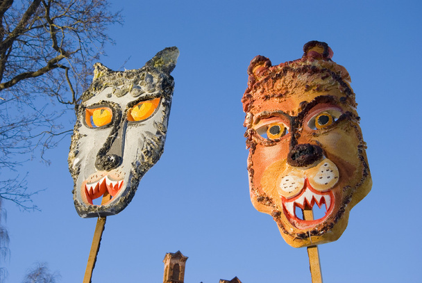 Dos máscaras de Mardi Gras en el fondo del cielo
 - Foto, Imagen