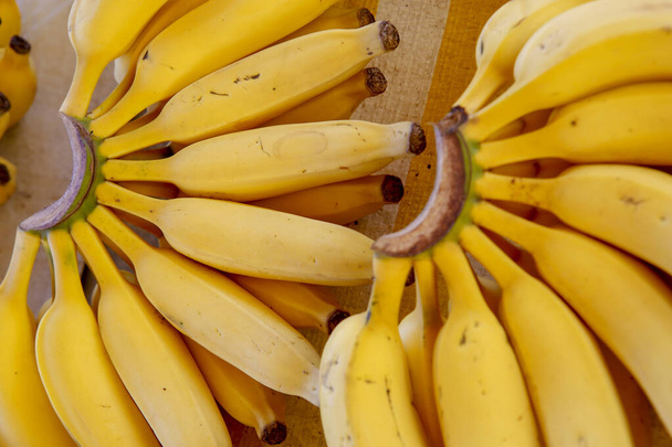 Rijpe banaan trossen blootgestelde in openlucht marktkraam. Brazilië - Foto, afbeelding