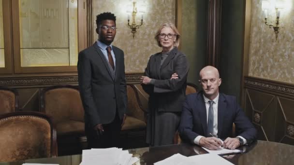 Груповий портрет різноманітних чоловіків і жінок-юристів у формальному одязі, що стоять в офісі і позують разом для фотоапарата з упевненістю
 - Кадри, відео