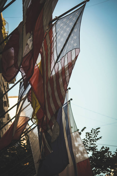 низький кут зйомки прапорів на фасаді будівлі в місті
 - Фото, зображення