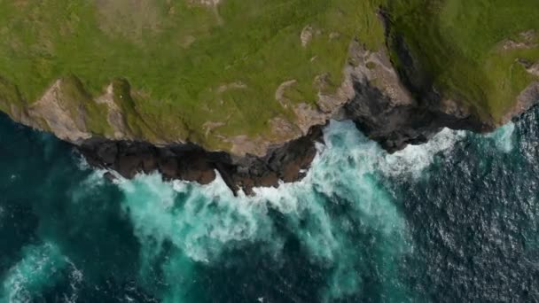 Pájaros aéreos ojo arriba hacia abajo vista de las olas estrellándose en los acantilados. Increíble paisaje natural. Kilkee Cliff Walk, Irlanda - Imágenes, Vídeo