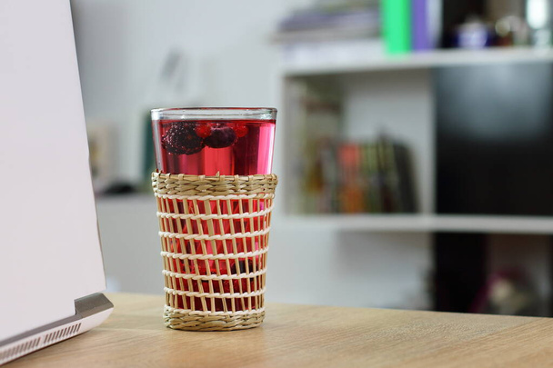Ovocný a bobulový čaj, bylinný nápoj, životní styl - Fotografie, Obrázek