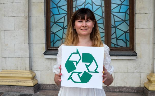 Donna con cartello di riciclaggio. Ecologia e salvare il concetto di ambiente  - Foto, immagini