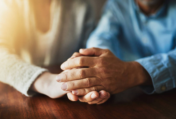 Zorgen is een eenvoudige daad met grote zegeningen. Close-up shot van twee onidentificeerbare mensen die elkaars hand vasthouden in comfort. - Foto, afbeelding