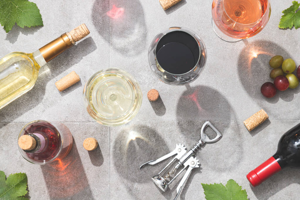 Красное, белое и розовое вино в бокалах вина на бетонном фоне. Вид сверху. Концепция напитков и вина. - Фото, изображение