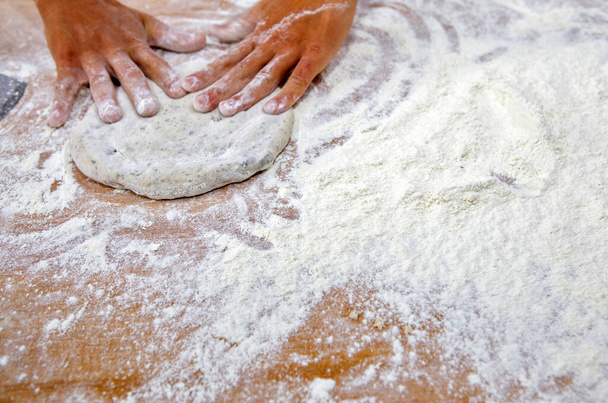 ベーキングのための全粒粉パンを成形ベイカー。ブラジルのサンパウロ市 - 写真・画像