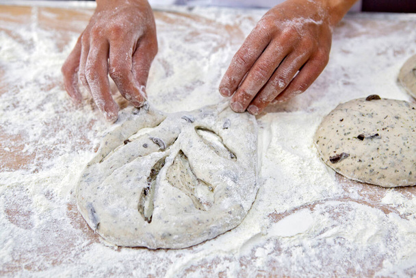 Пекарь литье цельнозерновой муки хлеба для выпечки. Сан-Паулу, Бразилия
 - Фото, изображение