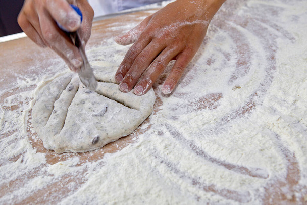Panadero moldeando panes integrales de harina para hornear. Sao Paulo, Brasil
 - Foto, Imagen