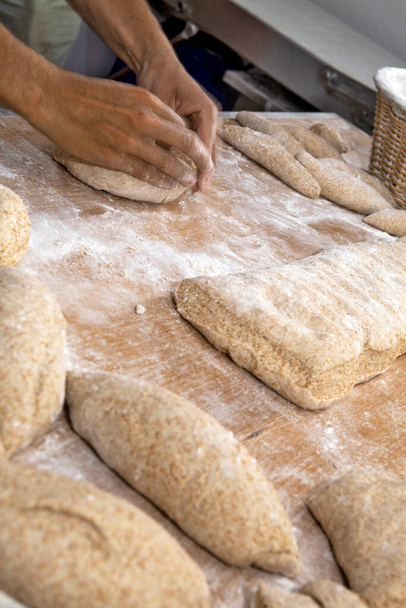 Panettiere stampaggio pane per la cottura. San Paolo città, Brasile
 - Foto, immagini